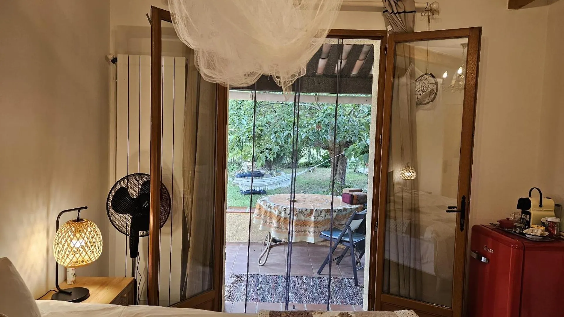 La Maison De Blu Lorgues Guest house